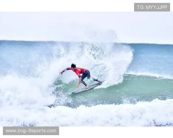 冲浪少年在大浪中滑倒仍能站回板上